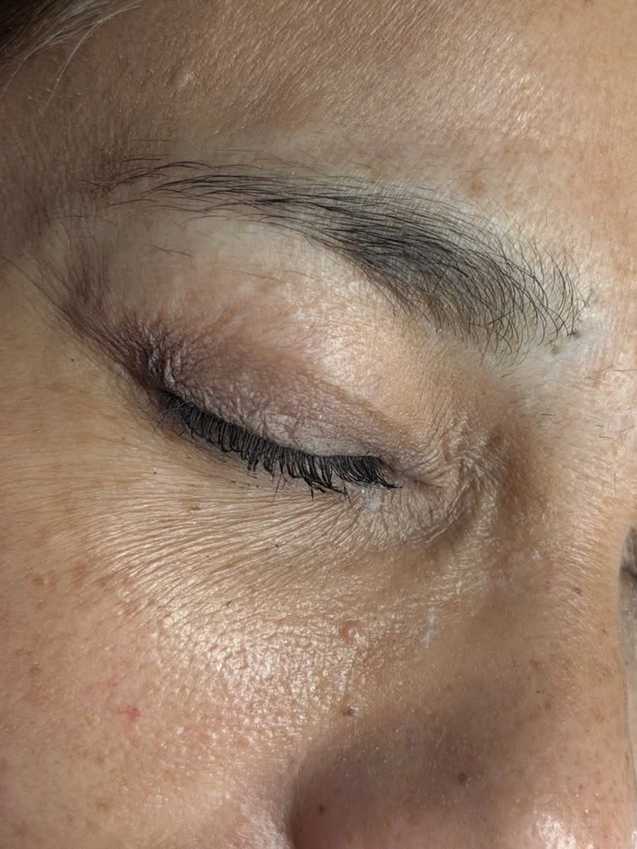 Cejas antes del nanoblading en Marlash